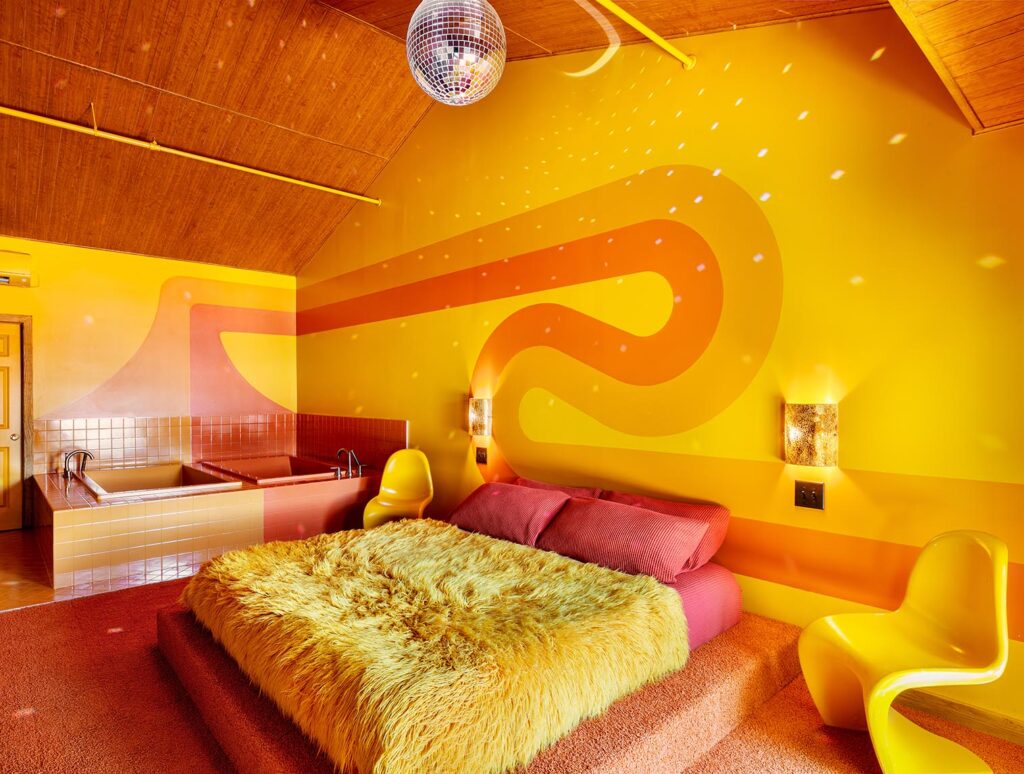 Themehotel - https://www.agoda.com/the-dive-motel-and-swim-club/hotel/nashville-tn-us.html?cid=1844104