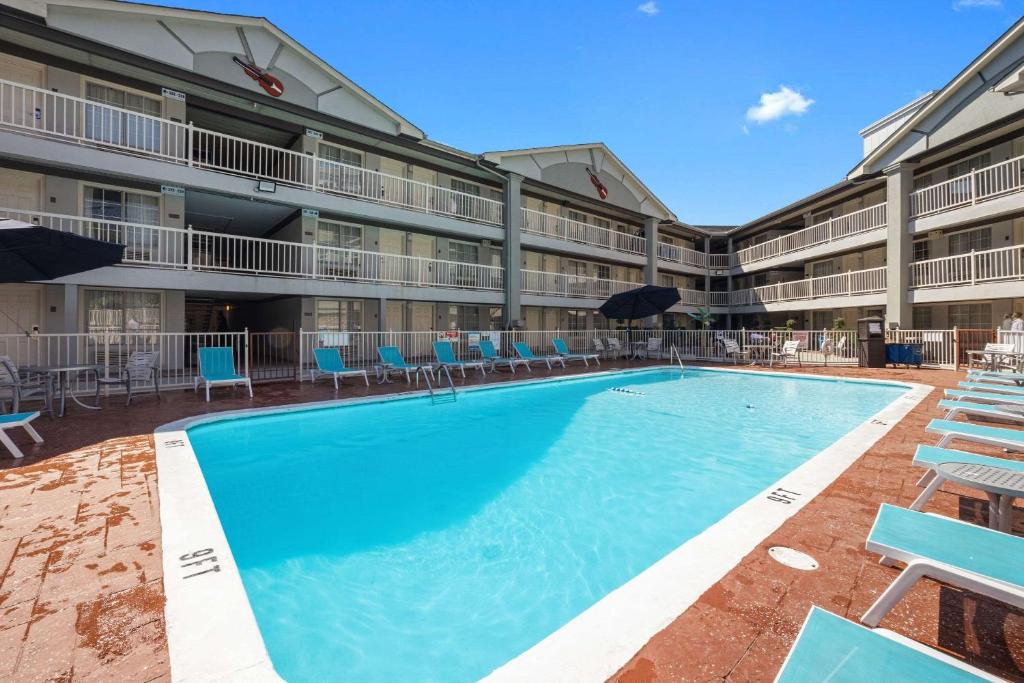 Comfort Inn - https://nashtoday.6amcity.com/harriets-rooftop-opening-at-1-hotel-nashville